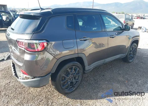 2024 Jeep Compass Latitude 4X4 z USA, uszkodzony, nr VIN 3C4NJDBN1RT612632